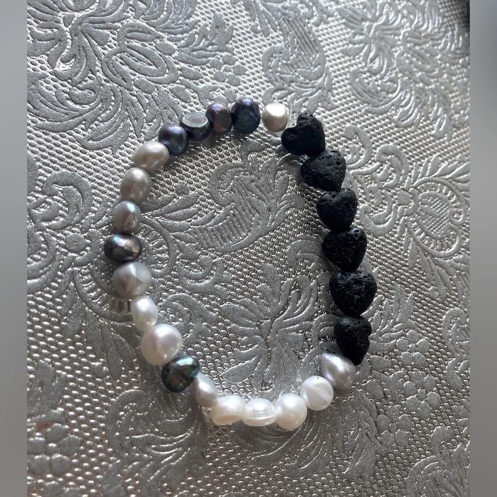 Bracelet | Freshwater Pearls and Black Lava Hearts